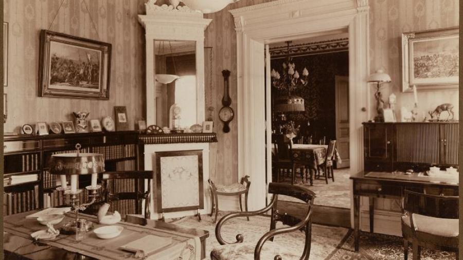 Biblioteket - Bilden ur album från Emil Haglunds hem. Interiörbild från rum intill matsalen. Källa: Databasen Carlotta, Göteborgs stadsmuseum