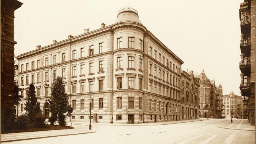 Bilden 1917  ur album från Emil Haglunds hem. Svartvitt foto korsningen Storgatan och Chalmersgatan. Källa: Databasen Carlotta, Göteborgs stadsmuseum