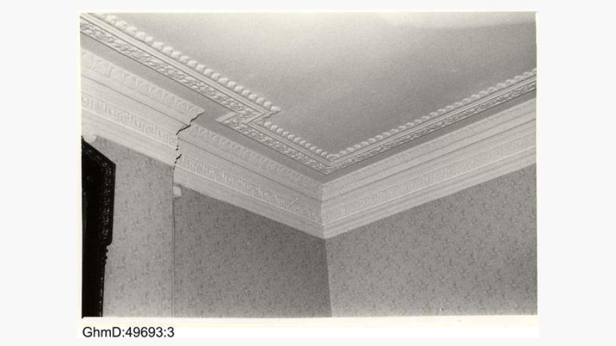 Bild tagen 1983 från lägenhet på andra våningen som 1877-slutet av 1880-talet hyrdes av grosshandl. Anders Oscar Hertzman och hans familj. Takstuckaturer i vardagsrum. Källa: Databasen Carlotta, Göteborgs Stadsmuseum