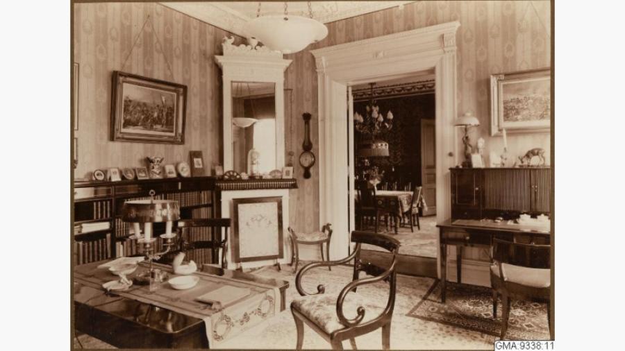 Biblioteket - Bilden ur album från Emil Haglunds hem. Interiörbild från rum intill matsalen. Källa: Databasen Carlotta, Göteborgs stadsmuseum