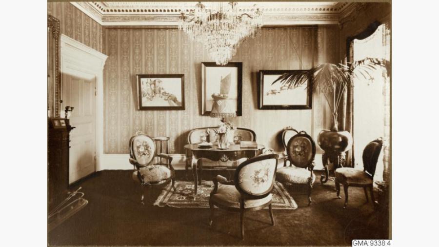 Förmaket - Bild tagen år 1917 ur album från Emil Haglunds hem. Källa: Databasen Carlotta, Göteborgs stadsmuseum