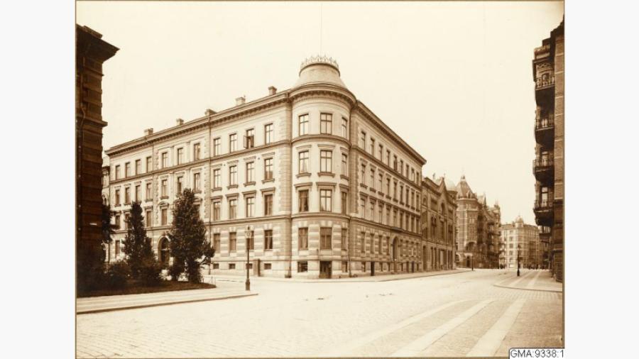 Bilden 1917 ur album från Emil Haglunds hem. Svartvitt foto korsningen Storgatan och Chalmersgatan. Källa: Databasen Carlotta, Göteborgs stadsmuseum